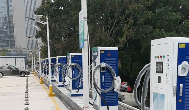 廈門高林萬達(dá)充電站120KW雙槍60KW單槍直流充電樁項(xiàng)目案例